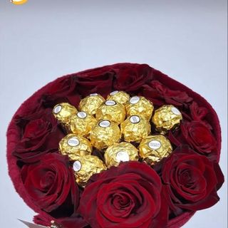 سكارف ميكاسا مع ورود و شكلاطة