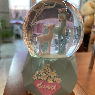 كرة تلج الغزالة بموسيقى جميلة