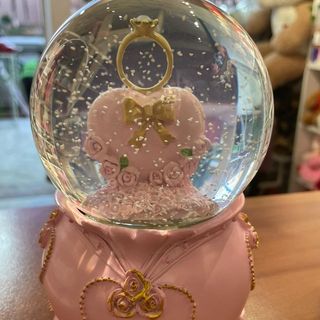 كرة تلج الخاتم الزهري بإضاءة موسيقى جميله