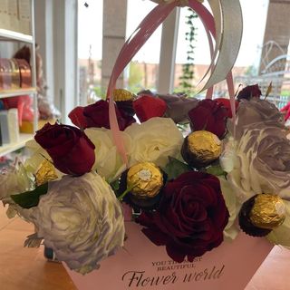 سلة ورود وشكلاطة متنوعه افضل هدية لراس السنه