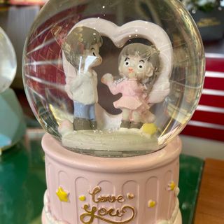 كرة التلج بإضاءة موسيقى جميله