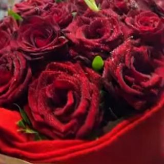 باقة ورد مع وشاح احمر جميل