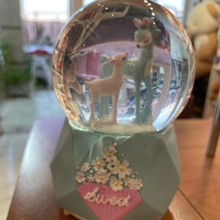 كرة تلج الغزال الجميل