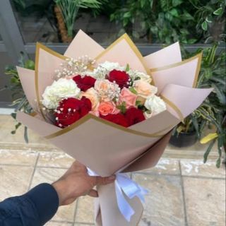 باقة ورد ملونة بتغليف زهري فاتح