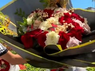 Bouquet 12 fleurs colorées emballage noir