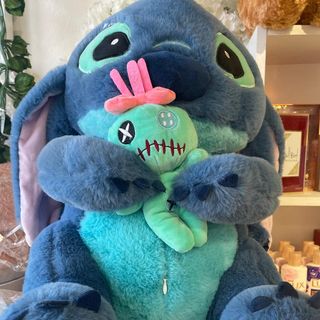 ستيتش الرائع يحمل دمية لاحبابكم