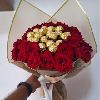 Bouquet de fleurs avec chocolat firiro rocher