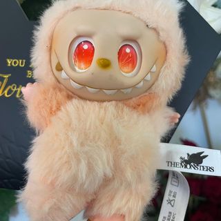 دمية لابوبو الشهيرة تاتي بلون مميز اللون مفاجاه حتي تفتح العلبة