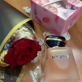 هدية رائعة لفترة محدودة عطر نسائي مع وردة جورية حمراء وحبتين شكلاطة فريرو روشي