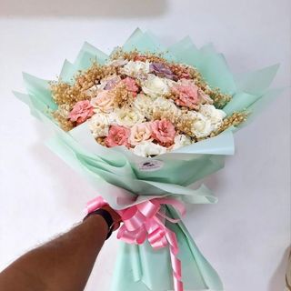 باقة السيدة الراقية بالوان هادئه