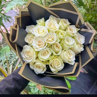 Bouquet  De 20 Roses blanches & Emballage Noir