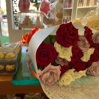 باقة 15ورود ملونة مع علبة شكلاطة فريرو روشي