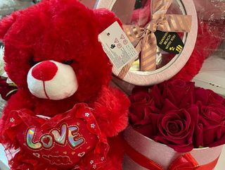 Boite de fleurs artificielles+Ours minion