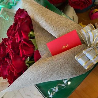 Bouquet de fleurs rouge Emballages beige clair