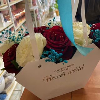 Panier de fleurs blanches
