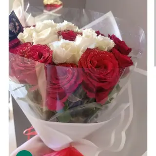 Bouquet de fleurs rouge et blanche emballage blanc