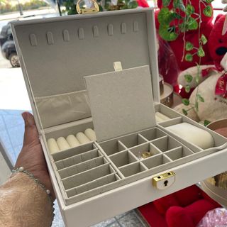 علبة مجوهرات أنيقة بيضاء