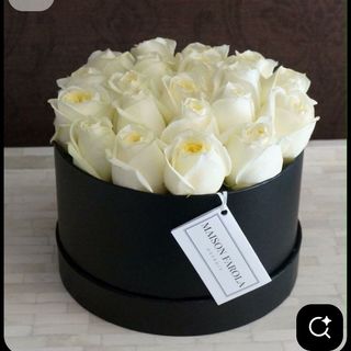 Boite noire fleurs blanches