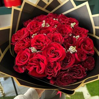 Emballage noir Bouquet de fleurs rouge