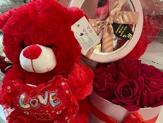 Boite de fleurs artificielles+ minion Ours