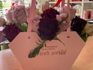 Panier de fleurs roses fleurs colorées