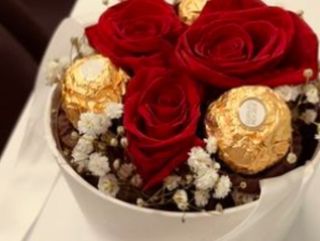 Boite de fleurs et chocolat minion