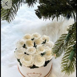 Boite de fleurs blanches