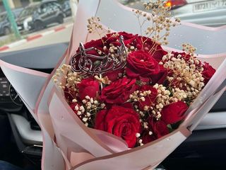 باقة12 وردةجورية حمراء بتغليف زهري جميل