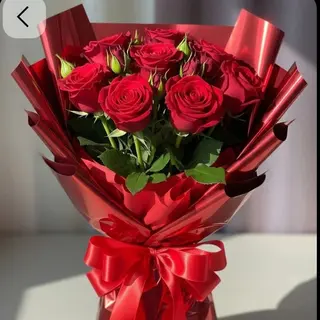 Bouquet de 10 fleurs rouge emballage rouge