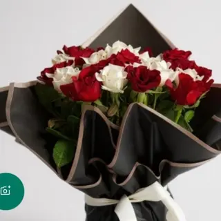 Bouquet de fleurs rouge et blanc emballage noir