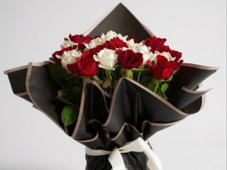 Bouquet de 8 fleurs rouge  coloré emballage noir