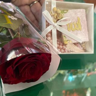 مصحف وتسريح +وردة فرديه بألوان مختلفة رائعة