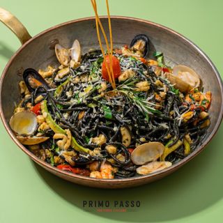 Spaghetti nero ai frutti di mare