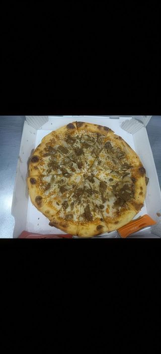 Pizza viande hachée+ frites+ coca+ tiramissu