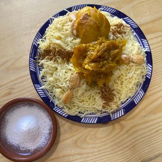 Seffa medfouna avec 1 cuisse de poulet