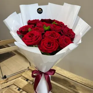 Bouquet De Fleurs Rouges Emballé En Blanc