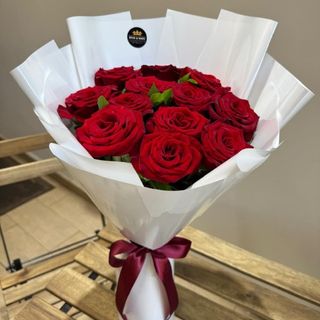 Bouquet De Fleurs Rouges Emballé En Blanc