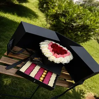 Boîte Magique Cœur Noir Roses & 870g Chocolat Belge