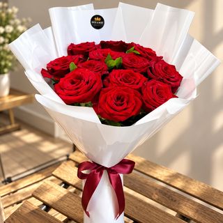 Bouquet De Fleurs Rouges Emballé En Blanc