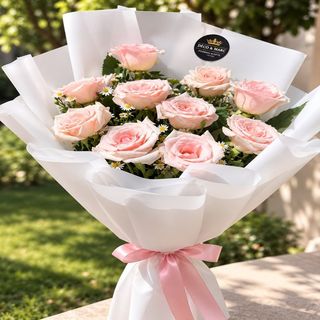 Bouquet De Fleurs Roses Emballé En Blanc