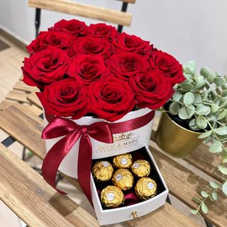 Boite Cœur Blanc  Avec Les Fleurs Et Chocolat