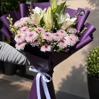 Bouquet Floral Luxe Violet – Lys Blancs & Fleurs Roses Élégantes