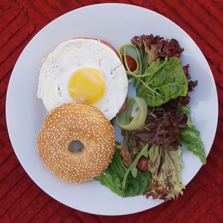 Bagel, Bacon De Bœuf, Œuf Au Plat