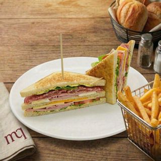 Demi-club sandwich charcuterie