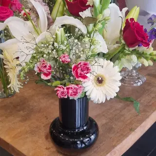 Vase Noir Design Fleuri