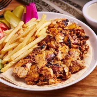 Plat Shawarma Poulet avec frites et cornichon