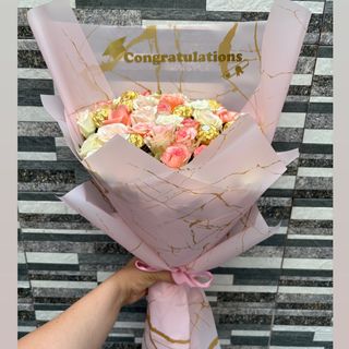 Bouquet 24 fleurs Glamour Graduation avec Ferrero 
