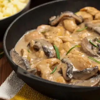Émincés de poulet au champignons frais