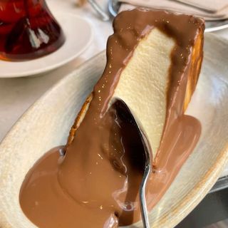 San sebastien accompagne de son chocolat