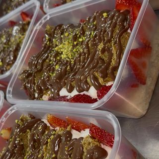 Tres leches dubai kunafa starwberry